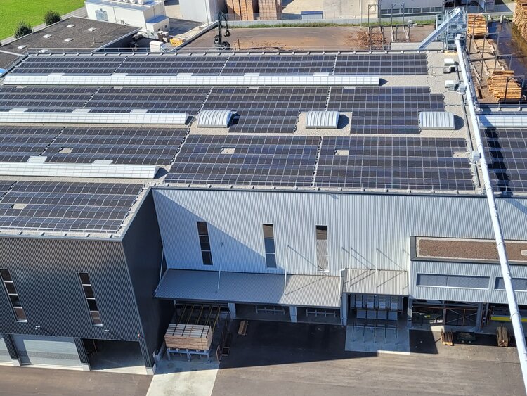 Energiestrategie mit erneuerbarer Energie-Die Installation der ersten Photovoltaikanlage auf dem Firmengelände markiert einen Meilenstein für uns und zeigt unsere Ausrichtung auf die Zukunft.